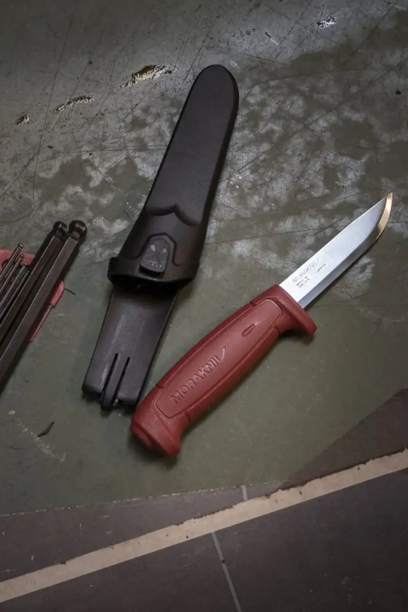 Nóż Morakniv Basic 511 C Stal Węglowa Red